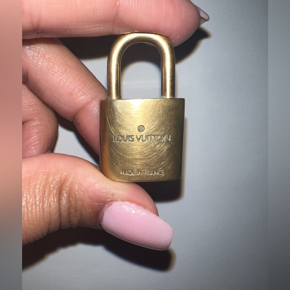 LV Lock #316 (no key) with unbranded bracelet - Picture 4 of 8